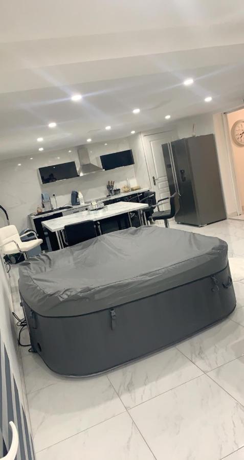 Love Room Givors Buitenkant foto